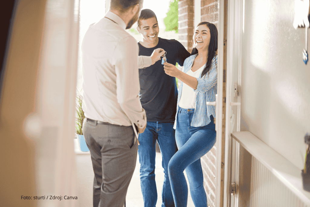 makler predava klice od noveho bydleni