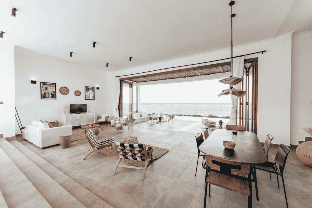 Ilustrace interieru - aukce nemovitosti – zájemci soutěží o nemovitost, která se prodává nejvyšší nabídce. Zobrazuje typy aukcí: anglickou, holandskou a elektronickou obálkovou metodu.