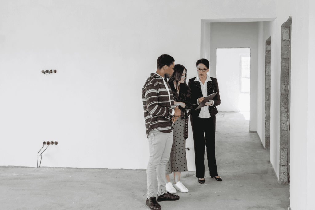 podezrely pronajimatel realitní makler ukazuje byt na kladne