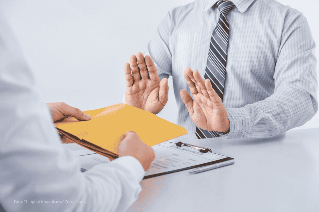 člověk který odmítá první nabídku makléře za výkup nemovitosti